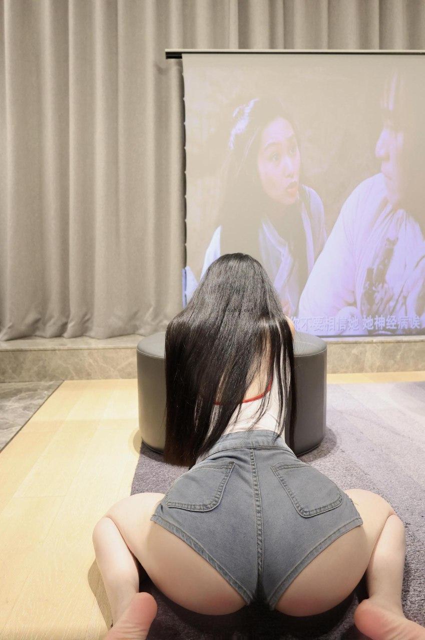 左公子 –  超短牛仔短裤+深蹲蜜桃【13P】